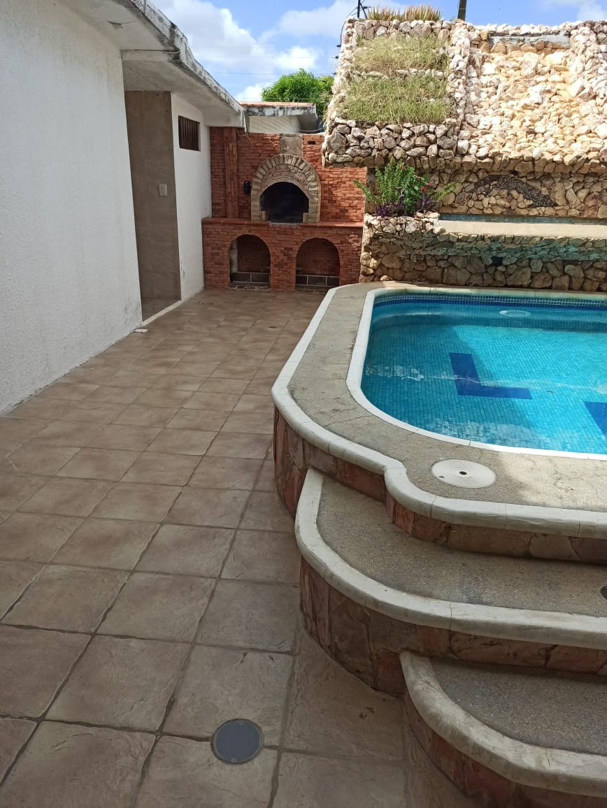 piscina y parrillera